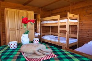 a room with two bunk beds in a cabin at Chatky Vodník in Vimperk