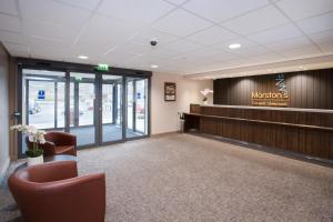 Lobbyn eller receptionsområdet på Spring River Ebbsfleet by Marston's Inns