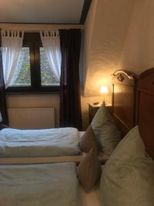 a hotel room with two beds and a window at Zur Fledermaus in Bacharach