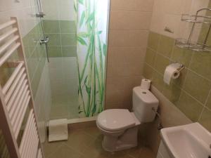 A bathroom at Pivnička pod Čachtickým hradom