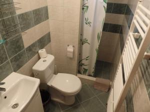 A bathroom at Pivnička pod Čachtickým hradom