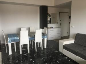 un soggiorno con tavolo, sedie e divano di AB2 Luxury Sea Guesthouse a Riccione