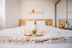 Un pat sau paturi într-o cameră la ZEN Apartments Cluj