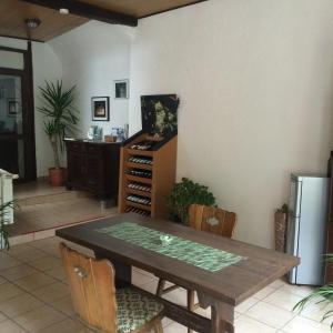 - une salle à manger avec une table et des chaises en bois dans l'établissement Zur Fledermaus, à Bacharach