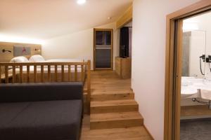 schody prowadzące do łazienki i sypialni w obiekcie Hotel Rosner w mieście Altenmarkt im Pongau
