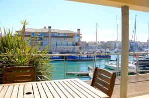 balcón con mesa y sillas y puerto deportivo en Quarterdeck 17, en St Francis Bay 7 fotos más