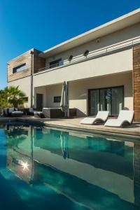 Πισίνα στο ή κοντά στο La Villa du Triangle