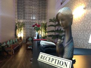Aapas Residency في كاليمبونج: تمثال لامرأة تحمل علامة السمعة في الغرفة