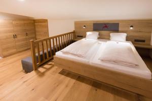 Łóżko lub łóżka w pokoju w obiekcie Hotel Rosner