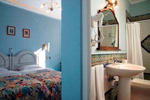 Dormitorio azul con cama y lavamanos en El Reducto, en Tetuán 37 fotos más
