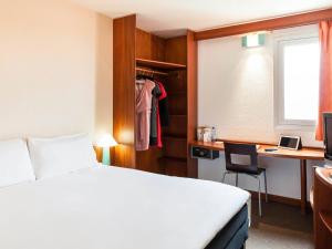 Кровать или кровати в номере ibis Douala