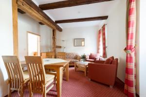 a living room with a table and chairs at Ferienwohnungen am Klint in Wernigerode