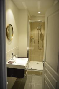y baño con lavabo y ducha. en Cosy apartment ideally located in the Old Town, en Lyon