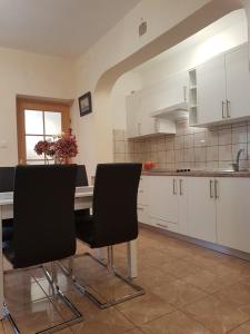 cocina con mesa y sillas negras en Apartment Viki, en Zadar