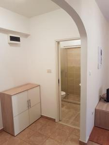Habitación con baño con lavabo y ducha. en Apartment Viki, en Zadar