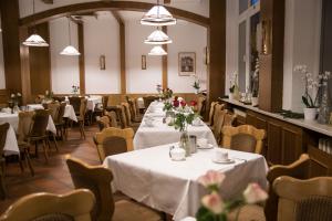 ein Esszimmer mit Tischen und Stühlen, die mit Blumen geschmückt sind in der Unterkunft Central-Hotel Torgau in Torgau
