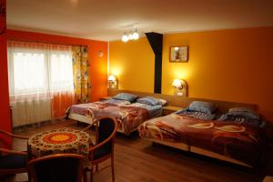 Ένα ή περισσότερα κρεβάτια σε δωμάτιο στο Finezja Wiedeńska