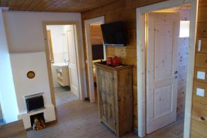 een kamer met een televisie en een kamer met een badkamer bij Ferienhütte Premstlahof in Martello
