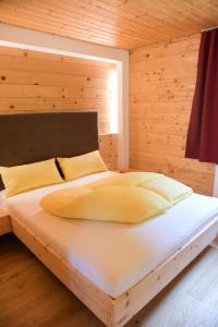 En eller flere senger på et rom på Ferienhütte Premstlahof