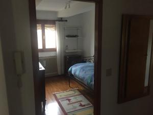 Schlafzimmer mit einem Bett, einem Fenster und einem Spiegel in der Unterkunft nel cuore di Venezia in Venedig