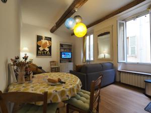 un soggiorno con tavolo e divano di 2 Bedroom Apartment Old Town Centre a Nizza