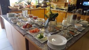 una encimera de cocina con platos y tazones de comida en Fischerhof Glinzner Hotel-Restaurant-Camping, en Afritz am See