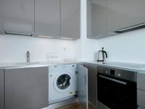 Kuchyň nebo kuchyňský kout v ubytování Viru Väljak Lux Apartment