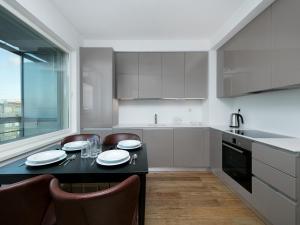 Kuchyň nebo kuchyňský kout v ubytování Viru Väljak Lux Apartment