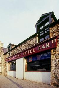 una señal de bar del hotel en el lateral de un edificio en Douglas Arms Hotel en Banchory