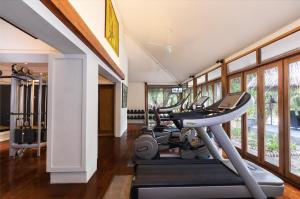 une salle de sport avec un tapis roulant et des vélos d'exercice dans une pièce dans l'établissement Taj Coral Reef Resort & Spa,Maldives - Premium All Inclusive with Free Transfers, à Atoll Malé Nord