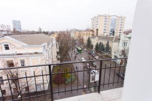 einen Balkon mit Blick auf eine Stadtstraße in der Unterkunft Sumskaya ApartHotel in Kharkov