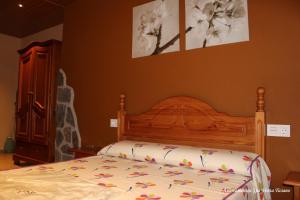 a bedroom with a bed with a wooden head board at Hotel Spa Venta Ticiano in Yeste +19 photos