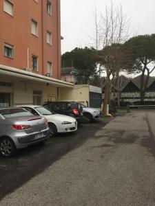 eine Reihe geparkter Autos neben einem Gebäude in der Unterkunft AB2 Luxury Sea Guesthouse in Riccione