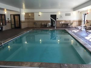 The swimming pool at or close to Comfort Suites Uniontown