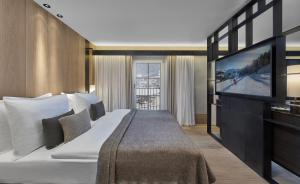 Rúm í herbergi á Hotel Weisses Roessl