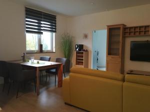 een woonkamer met een bank en een tafel bij Stadtvilla Intzeplatz - Apartment Juist in Remscheid