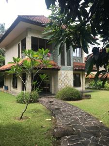 dom z kamienną ścieżką przed nim w obiekcie Villa Serendah Senggigi w mieście Senggigi