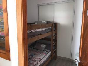 einen Schrank mit Etagenbetten in einem Zimmer in der Unterkunft Font Romeu Via (Maison du Soleil) in Font Romeu Odeillo Via