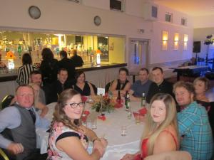 een groep mensen aan een tafel in een restaurant bij Station Hotel Portsoy in Portsoy