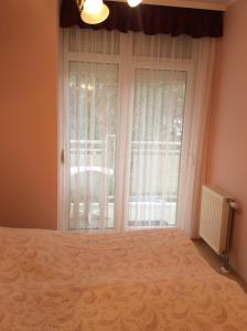 A bed or beds in a room at Klára appartman