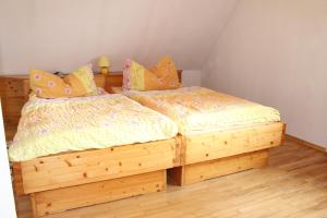 ランゲンロイスにあるWinzergutのベッドルーム1室(木製ベッド1台付)