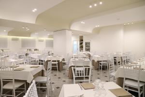 A restaurant or other place to eat at Hotel Valle Verde