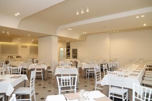 A restaurant or other place to eat at Hotel Valle Verde