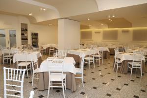 A restaurant or other place to eat at Hotel Valle Verde