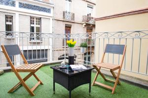 2 stoelen en een tafel op een balkon bij Le Saint-Aubin by Cocoonr in Toulouse