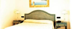 A bed or beds in a room at Hotel Club Sabbiadoro