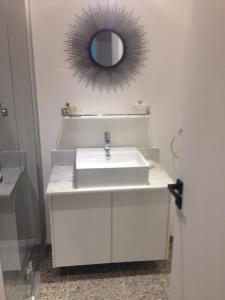 サントロペにあるSaint-Tropez - Studio 40 m2のバスルーム(洗面台、壁掛け鏡付)