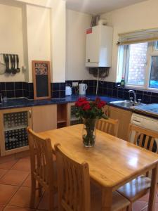 A kitchen or kitchenette at 3 BedroomHouse For Corporate Stays in Kettering