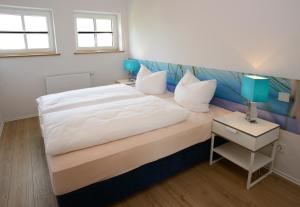 Ein Bett oder Betten in einem Zimmer der Unterkunft Reethaus Seeadler