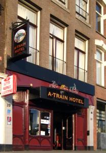 un edificio con un cartel para un hotel de trenes en A-Train Hotel, en Ámsterdam